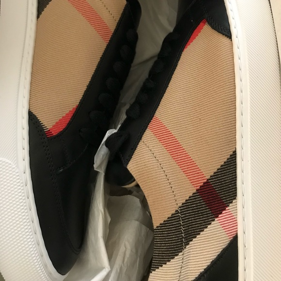 Brand new in the box with receipt, too big for me size is women 8 1/2 - Picture 2 of 4